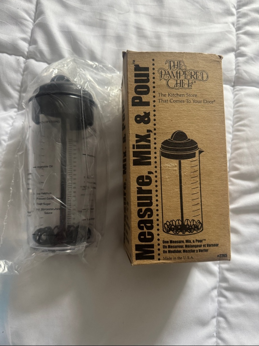BRAND NEW BOXED The Pampered Chef Clear Mixing Pitcher with Black Lid